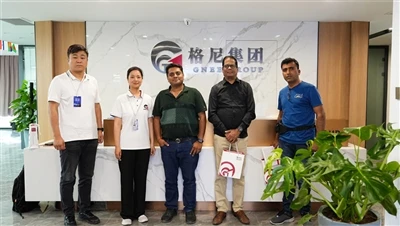 I clienti indiani visitano l'azienda per firmare ordini di fogli di titanio Gr5